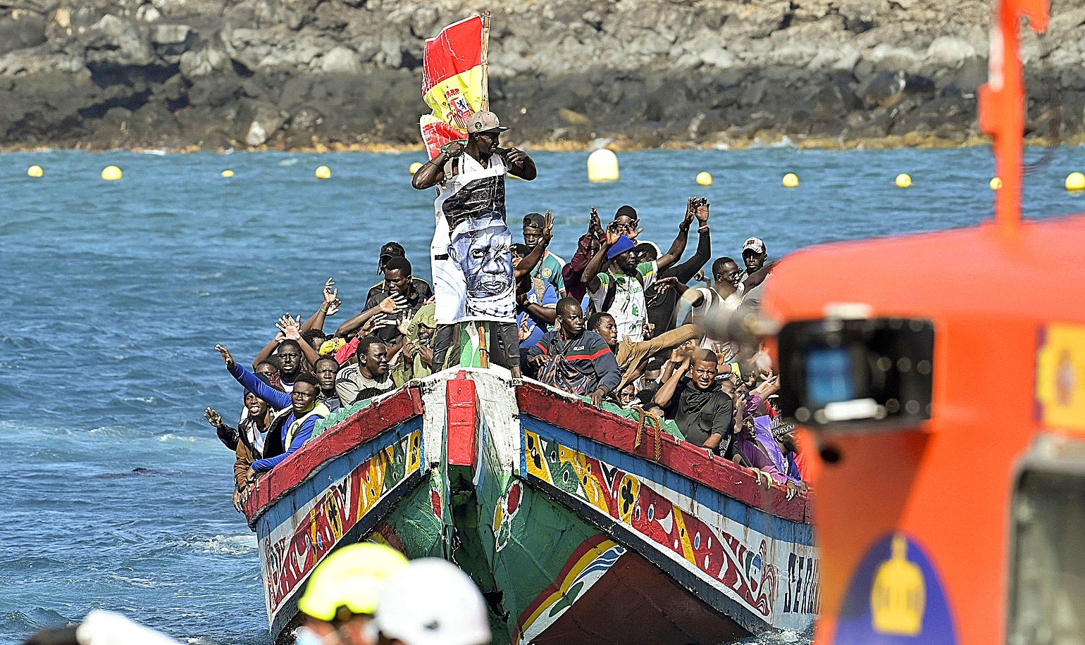Un cayuco lleno de inmigrantes llegando al muelle de La Restinga, en El Hierro.