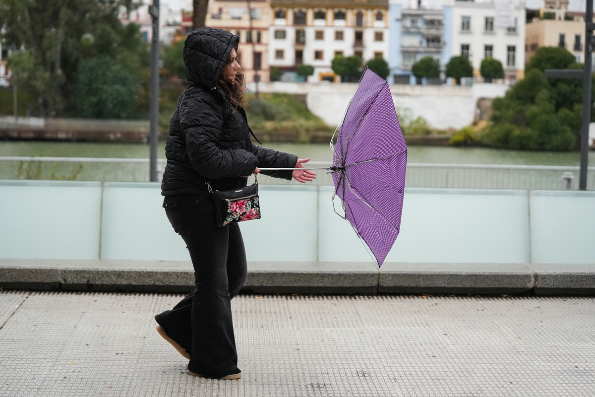 Una mujer con el paraguas