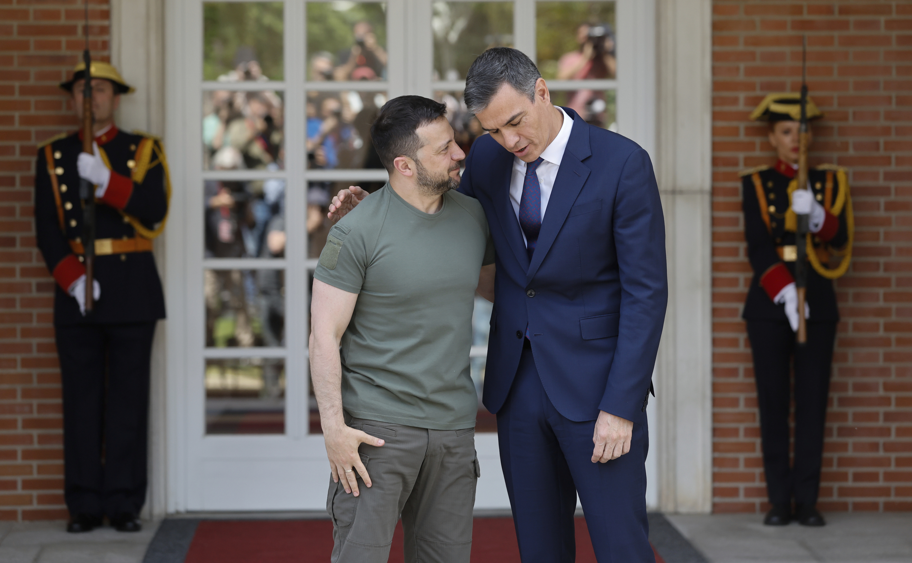 Pedro Sánchez, con Volodímir Zelenski, en La Moncloa el 27 de mayo del año pasado.
