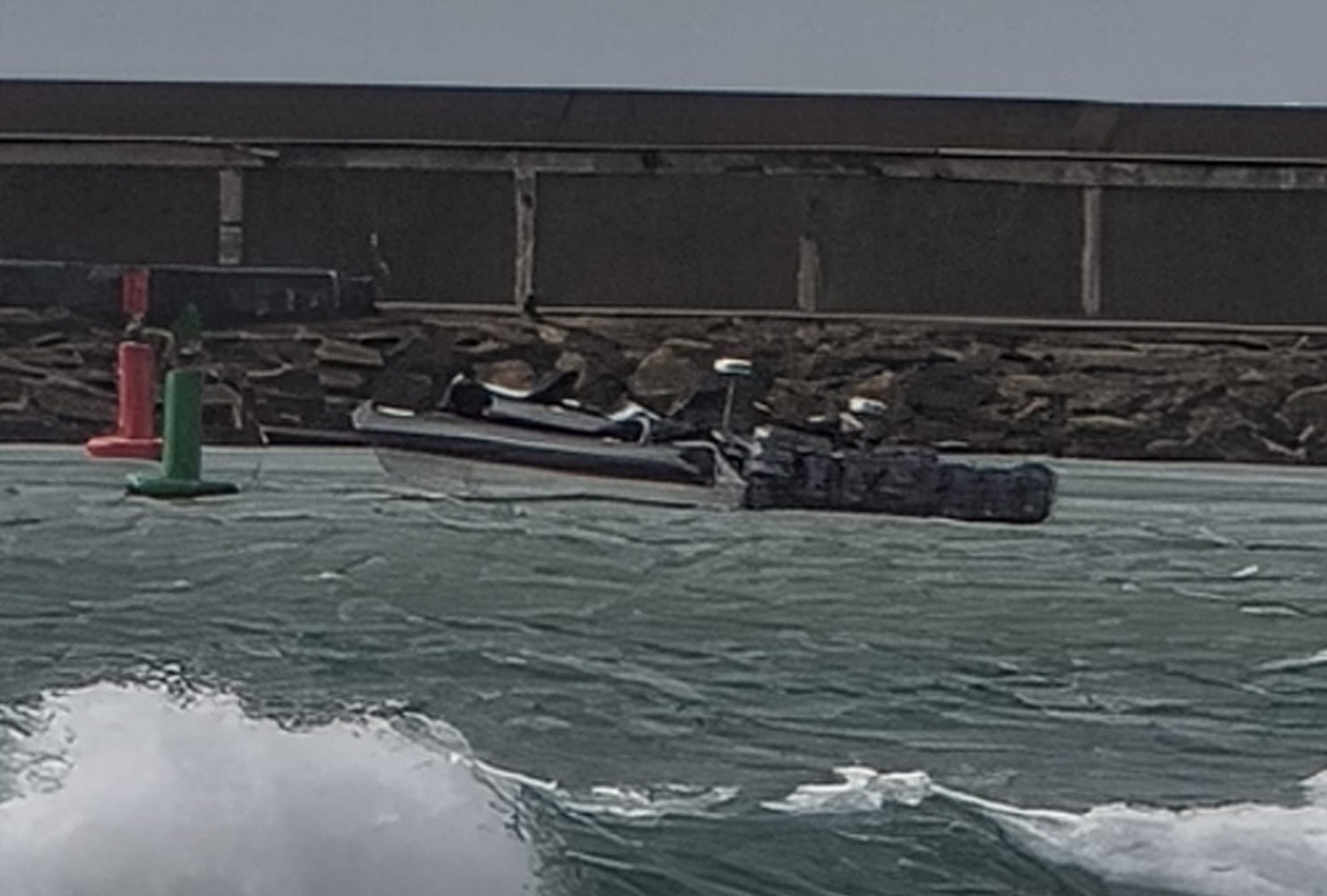 Una narcolancha atracada en el puerto de Barbate.