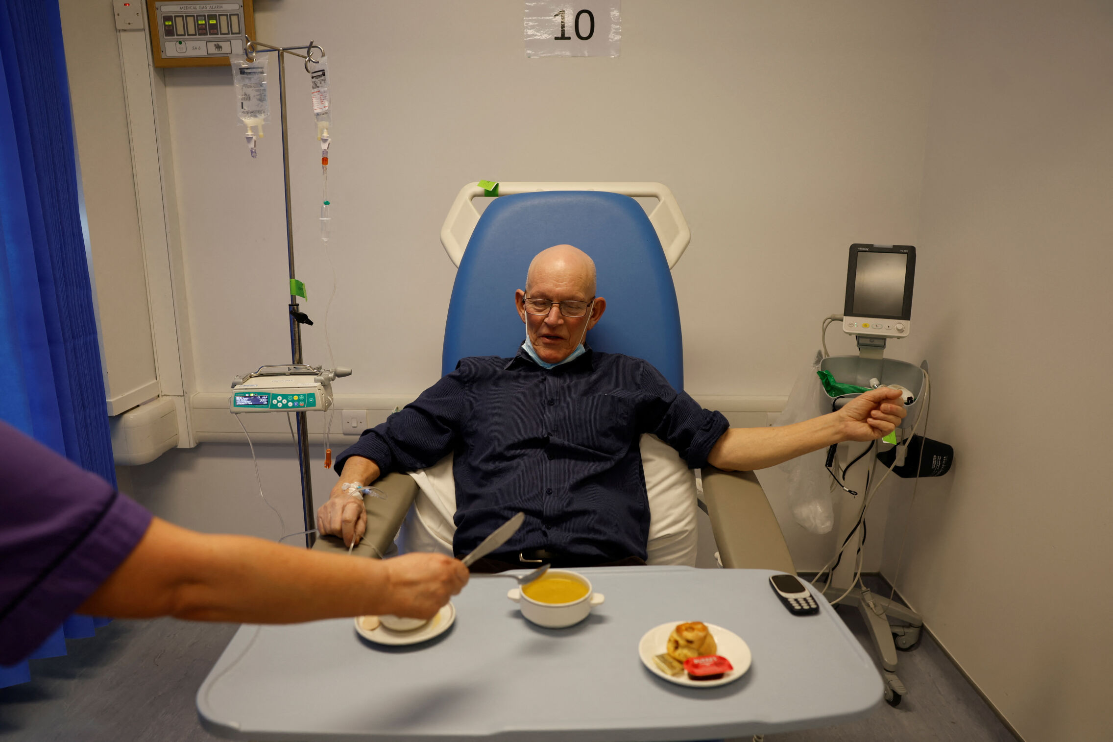 Foto: Un paciente recibe quimioterapia en Irlanda. (Reuters/Clodagh Kilcoyne)