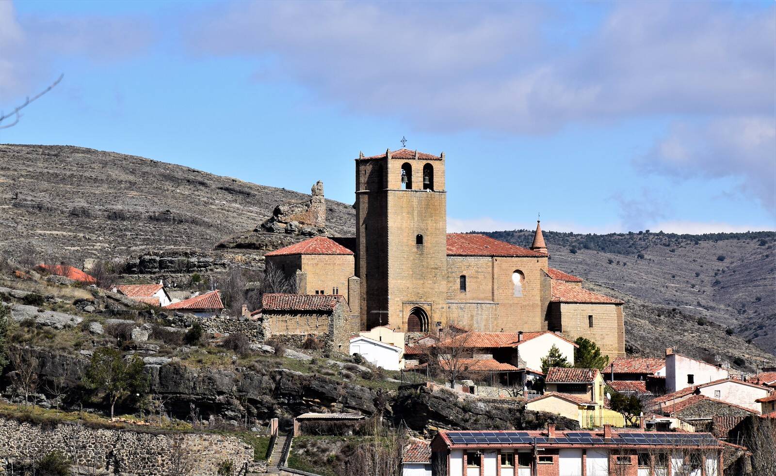 Foto: Iglesia de sillería del siglo XV de este pueblo riojano. (Flickr/Juanje Orío))