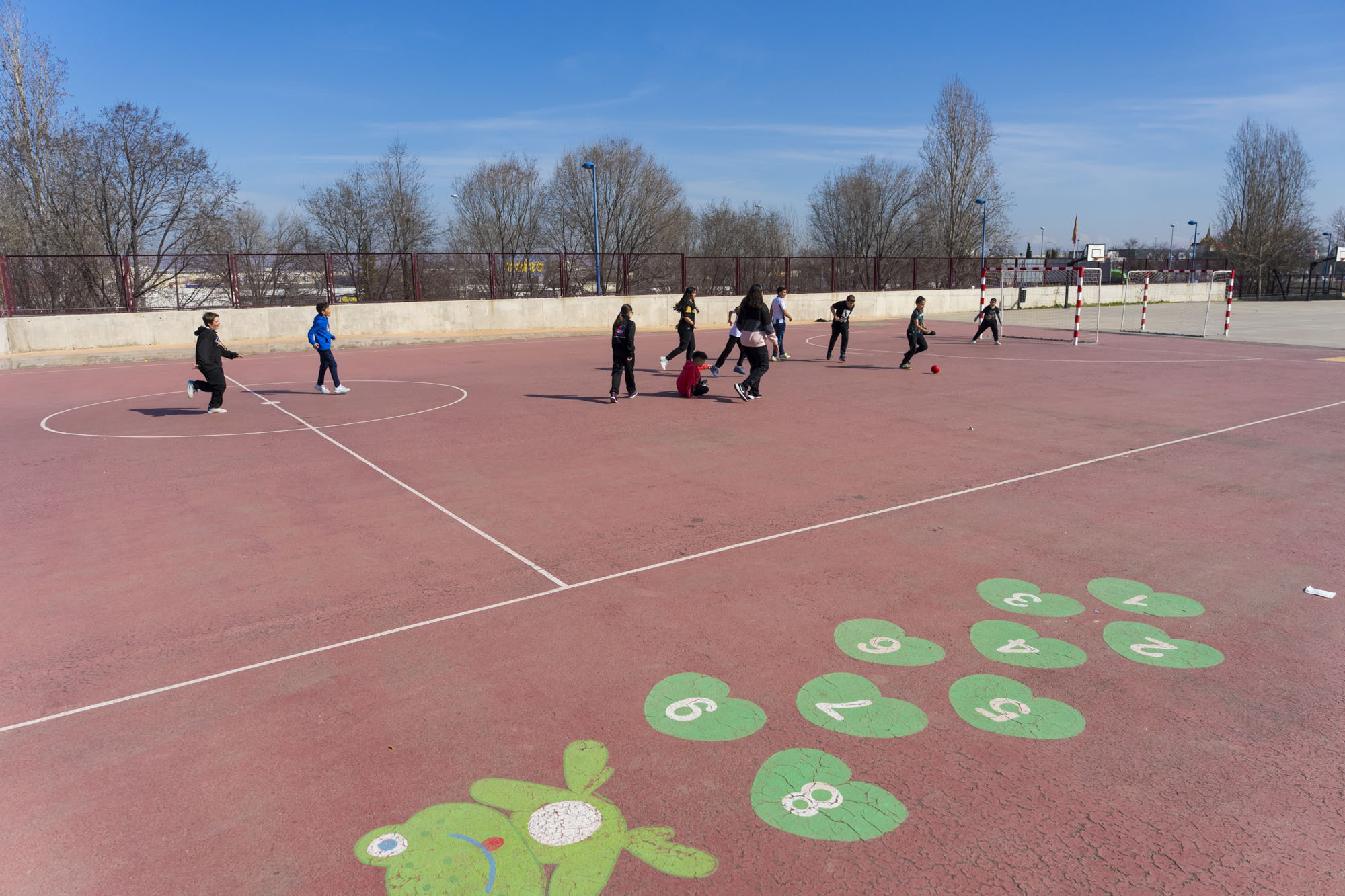 Un grupo de alumnos juega en el patio de su colegio de Madrid.