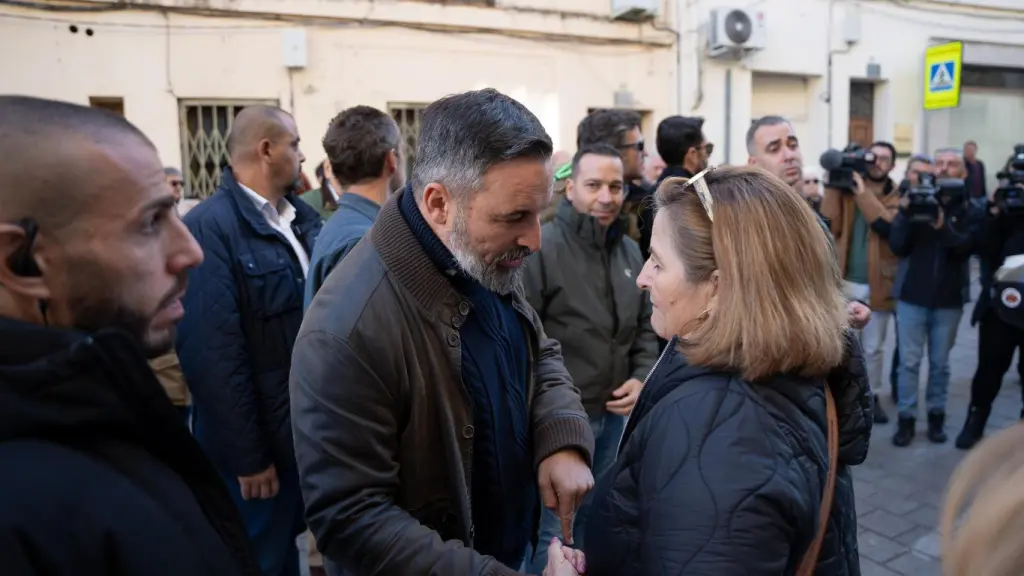 El presidente de Vox, Santiago Abascal saludo a vecinos de Coria (Cáceres).