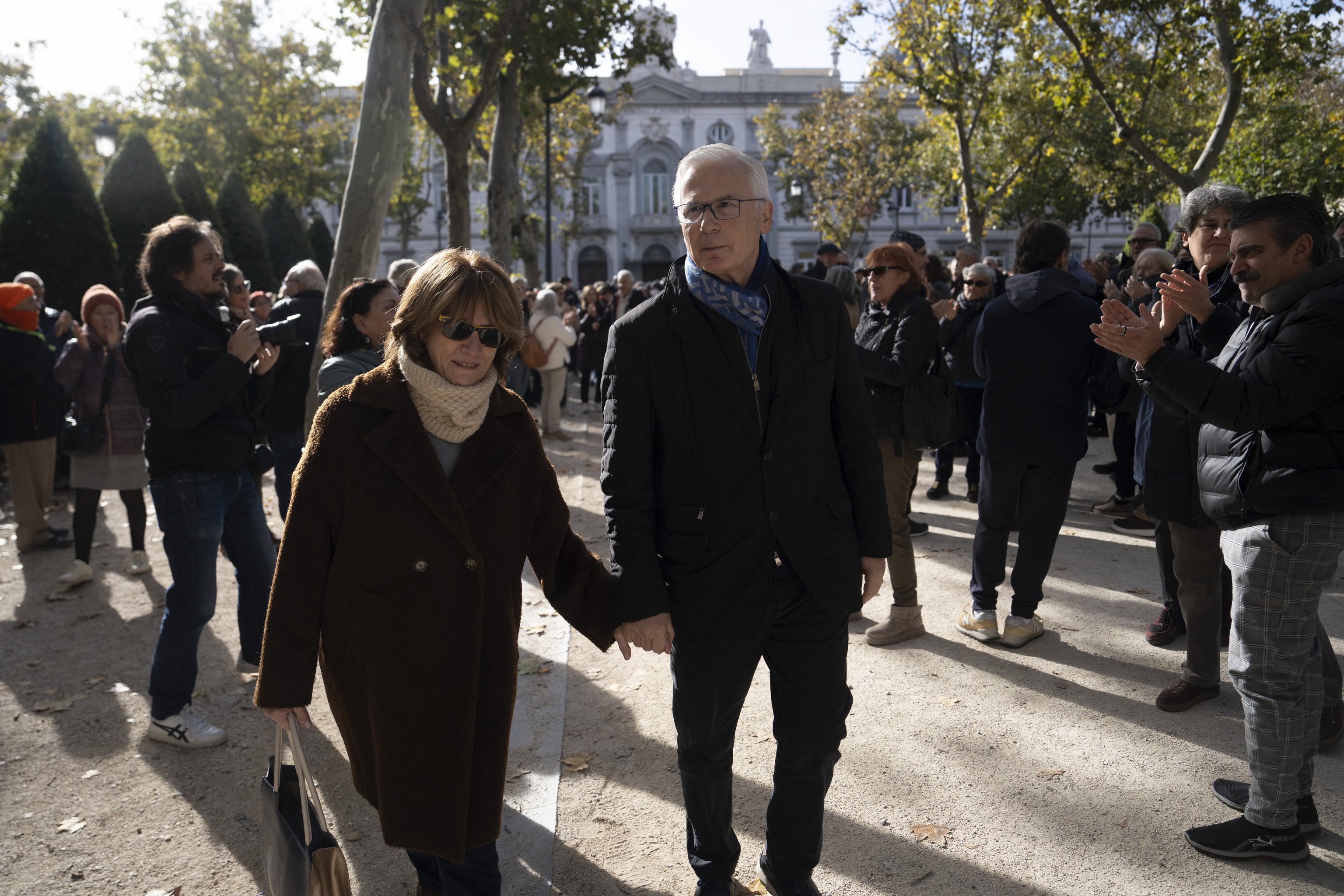 Dolores Delgado y su marido Baltasar Garzón asisten a la manifestación este domingo en frente del Supremo en apoyo a García Ortiz.