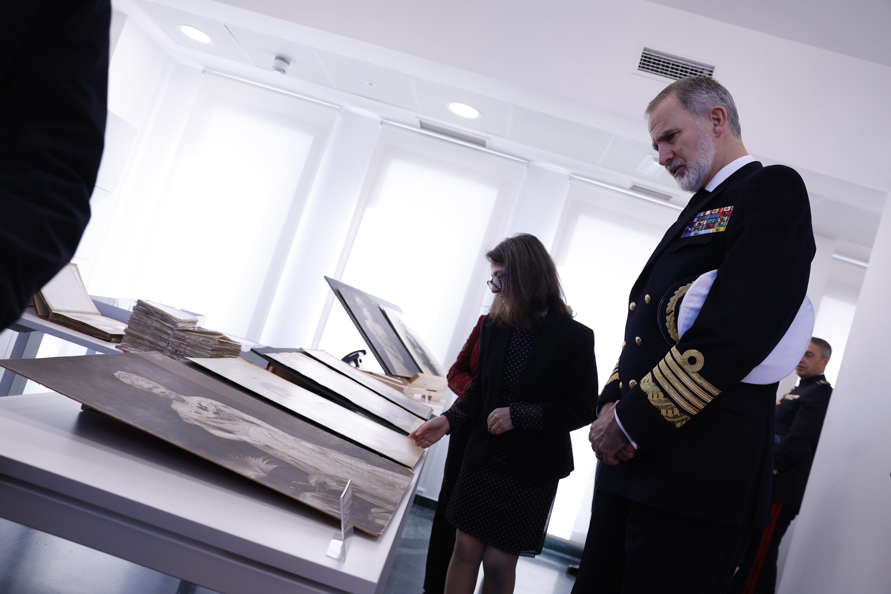 Felipe VI, en una visita al Archivo Histórico de la Armada, el miércoles.