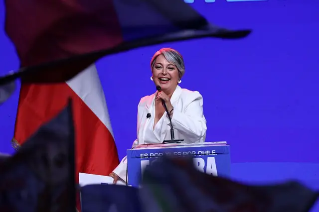 Jeannette Jara celebra su paso al balotaje.