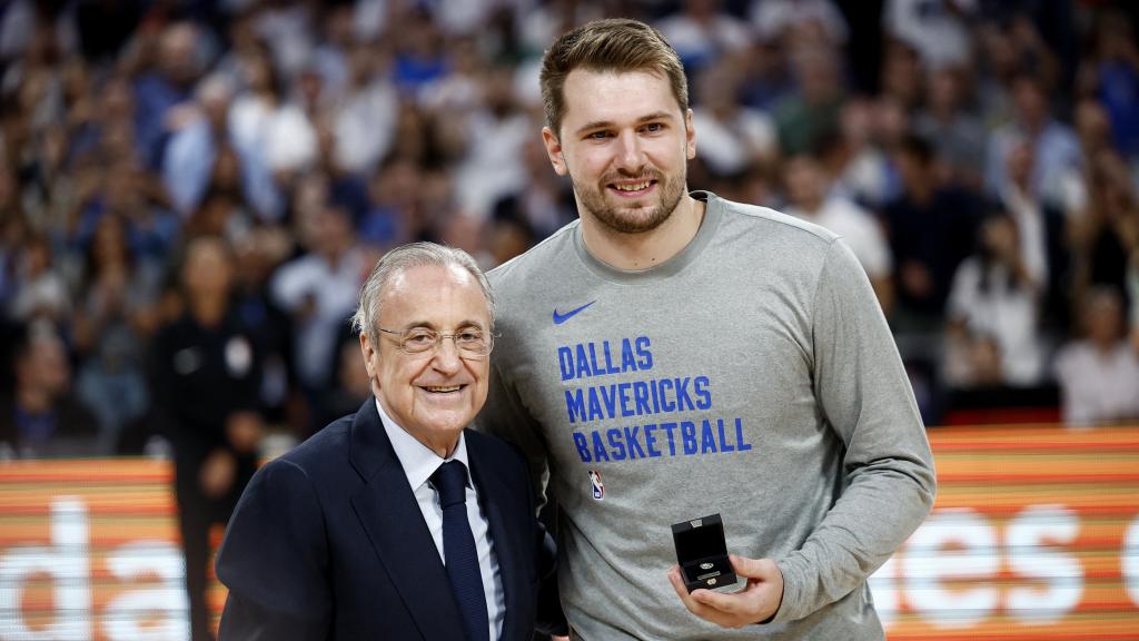 Florentino Pérez le entrega la distinción de oro y brillantes a Luka Doncic antes del Real Madrid - Dallas Mavericks