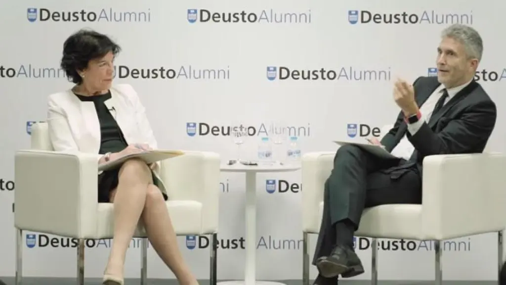 Marlaska (junto a la entonces ministra de Educación, Isabel Celaá), en noviembre de 2018 en un acto de antiguos alumnos de la Universidad de Deusto.