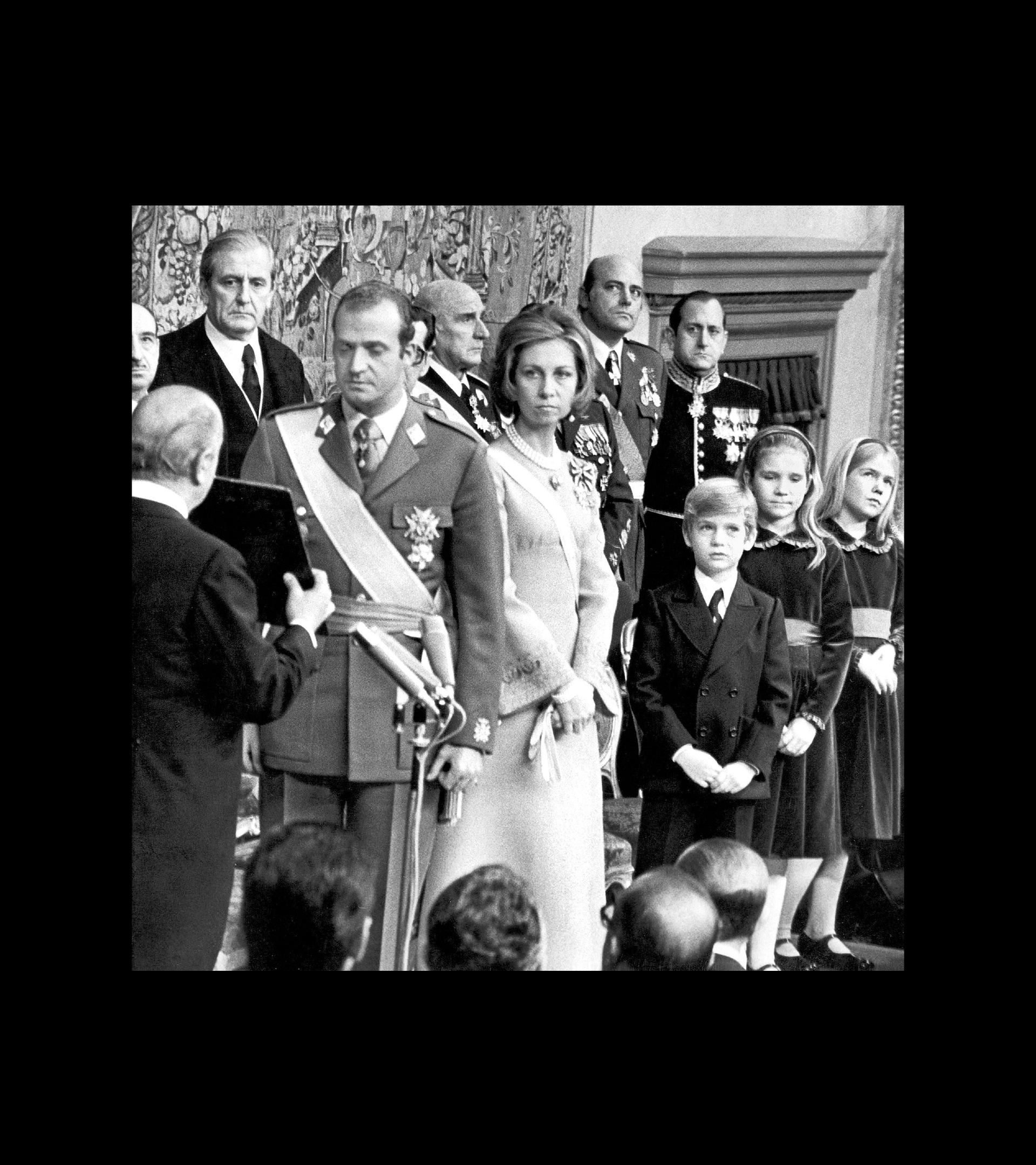 Juan Carlos I es proclamado en las Cortes el 22 de noviembre de 1975, junto a la Reina Sofía y sus hijos Felipe, Elena y Cristina.