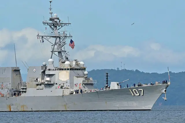 El buque de guerra USS navega en el Caribe