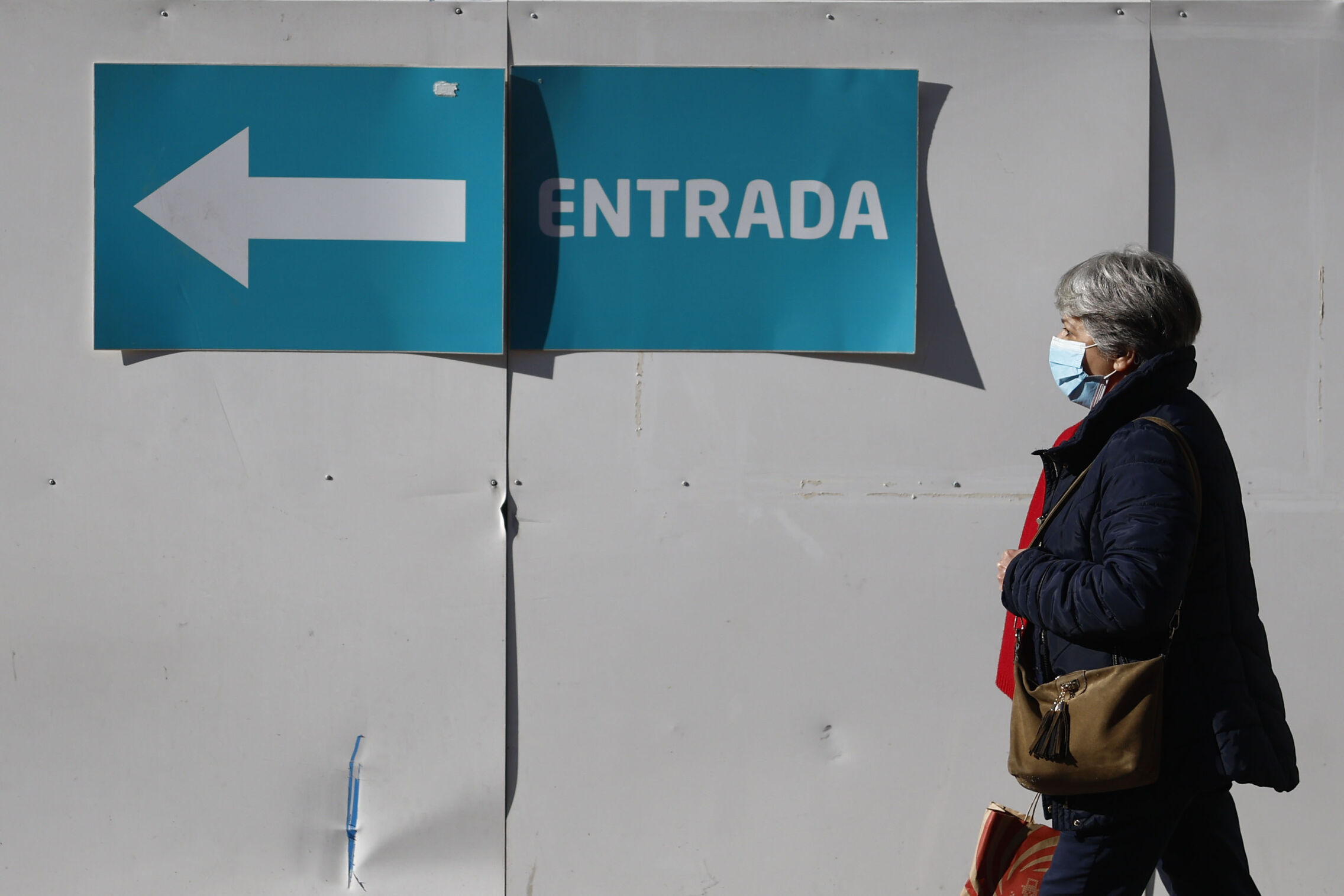Foto: Una mujer entrando a un centro sanitario. (EFE)