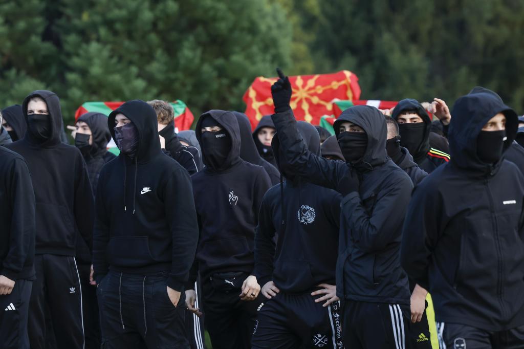 Los jóvenes participantes en los disturbios. | EFE