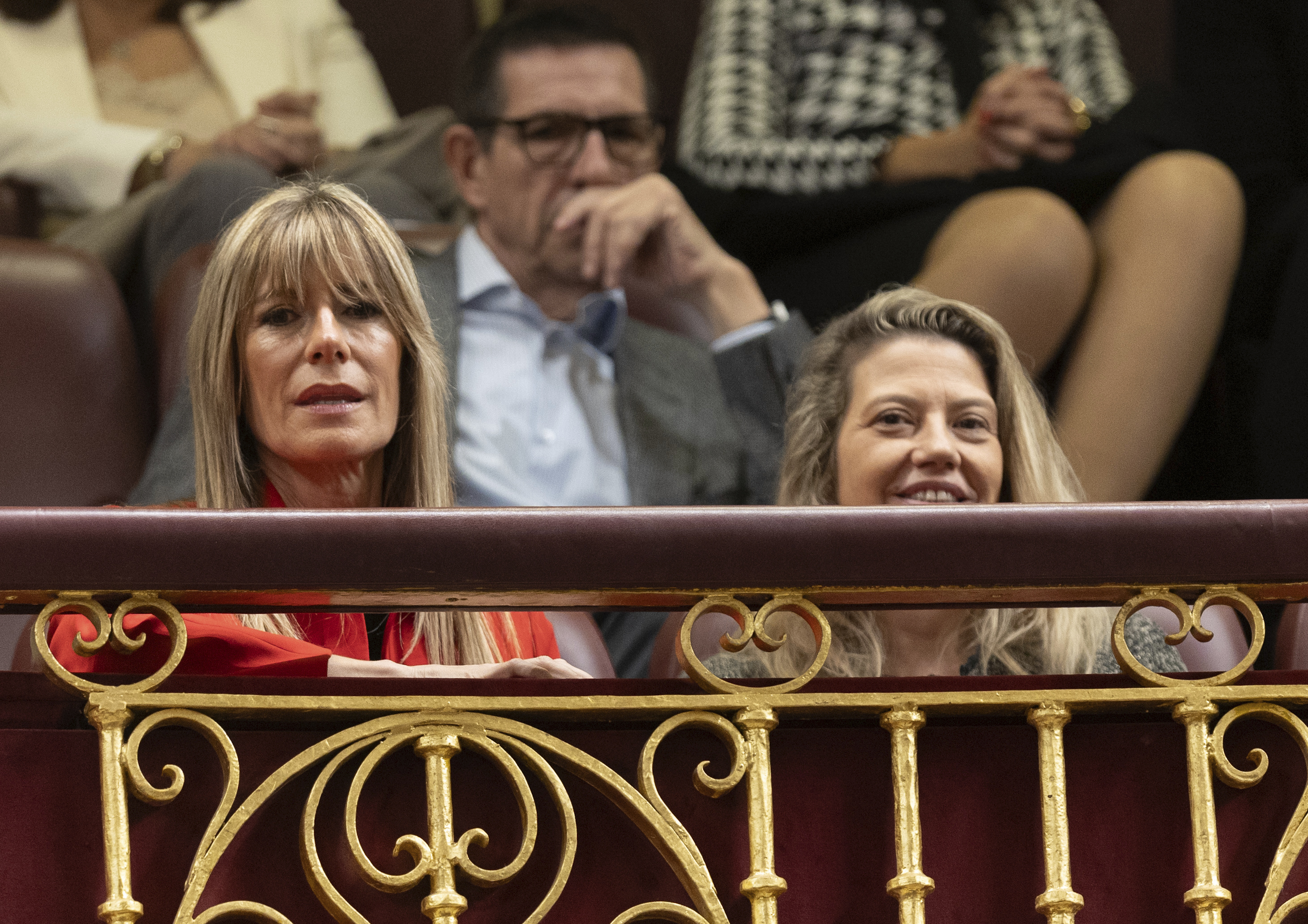 La esposa de Pedro Sánchez, Begoña Gómez, y su asesora, Cristina Álvarez.