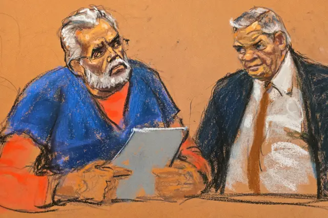 Una ilustración de tribunal que muestra a Ismael Zambada leyendo una declaración al lado de su abogado