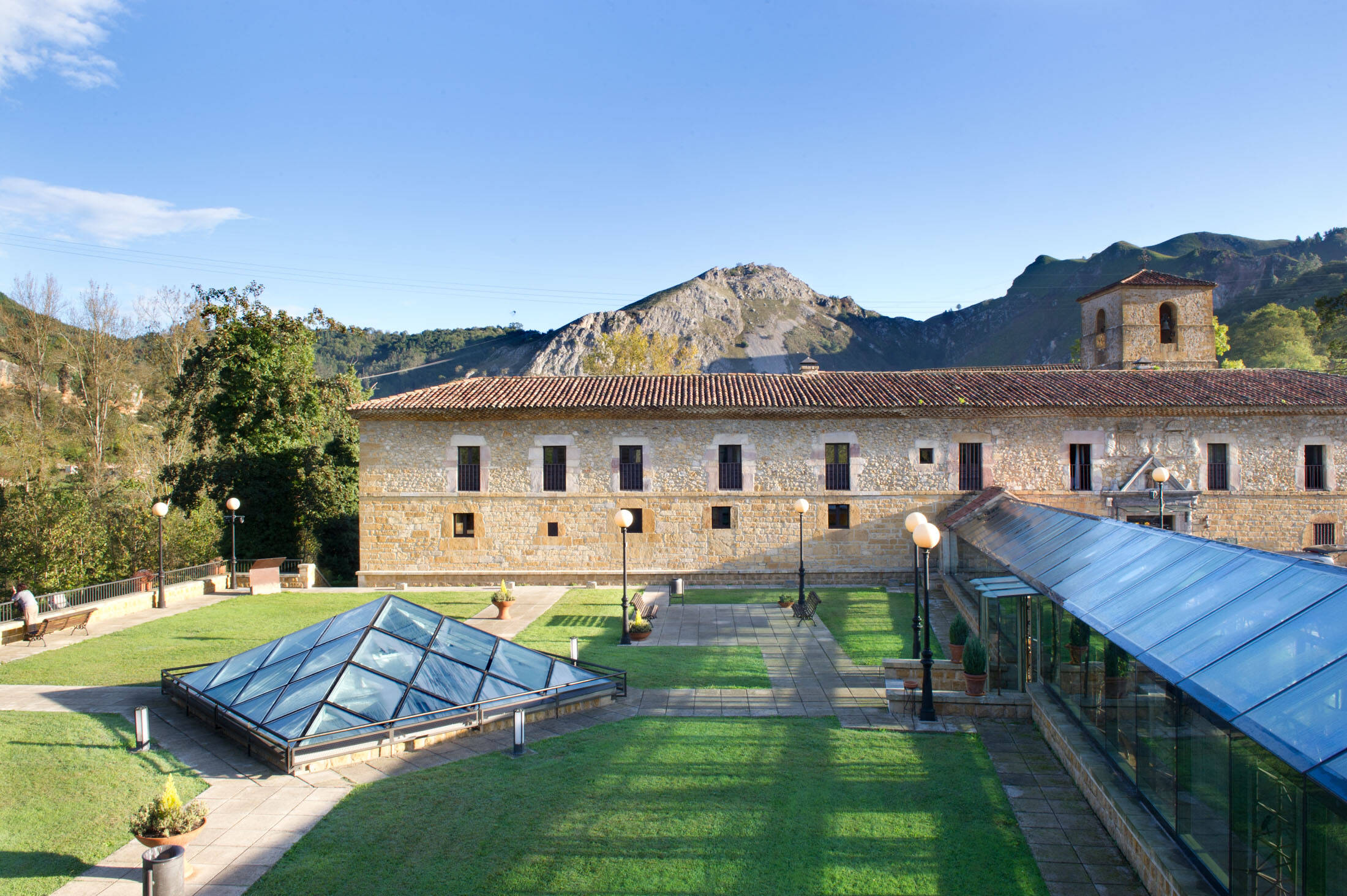 Foto: Fachada principal del Parador de Asturias alojado en un antiguo monasterio con siglos de historia. (Paradores)