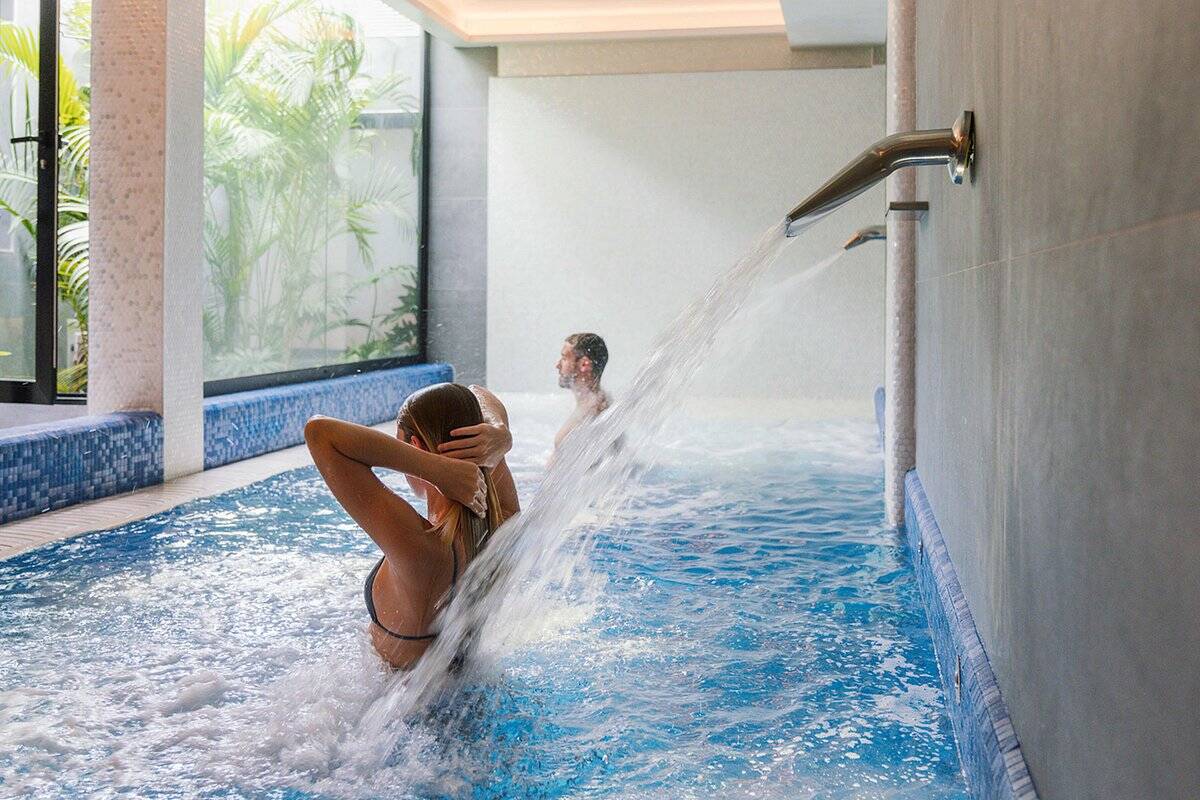 Foto: Dos personas disfrutan de los chorros de agua en durante el circuito termal de este spa de Las Palmas. (TripAdvisor) 
