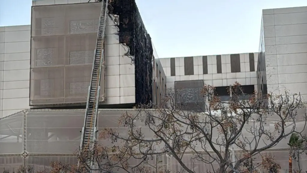 Imagen de la fachada del hospital Santa Lucía de Cartagena una vez extinguidas las llamas.