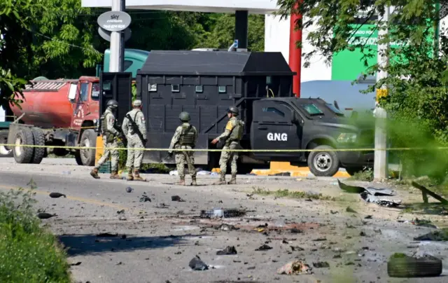 Militares custodian un vehículo blindado artesanalmente por miembros de un grupo delictivo en México