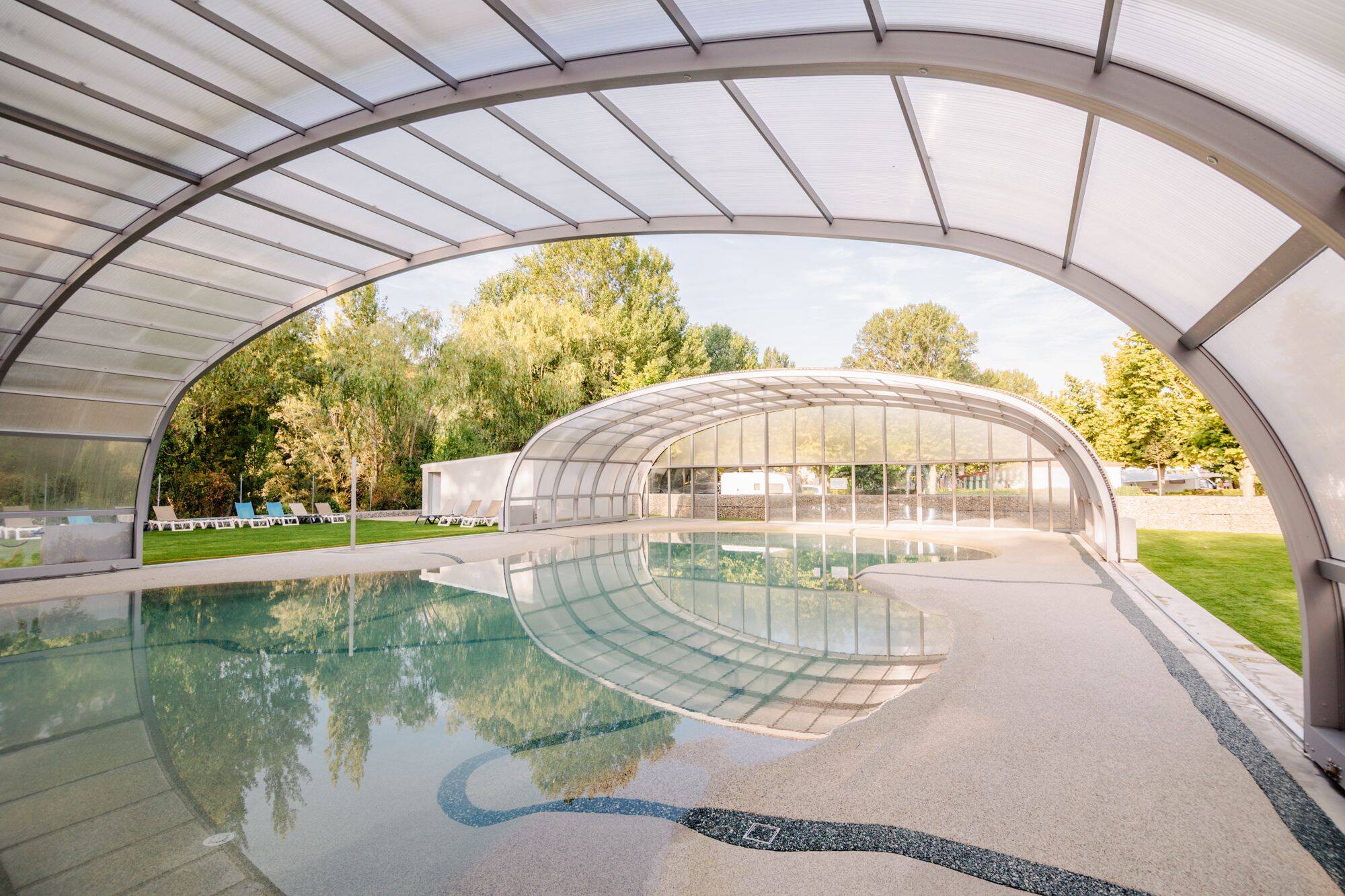 Foto: Piscina cubierta con burbujas de este camping de La Rioja, abierta hasta el 2 de noviembre. (Página web oficial del camping)