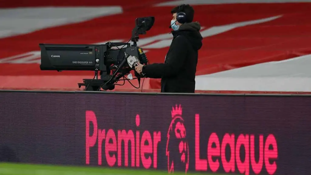 Un cámara de la Premier League, durante un partido