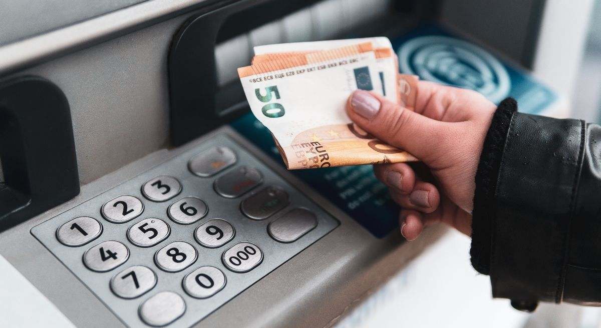 Así funciona la "estafa del billete" con la que pueden engañarte en los cajeros automáticos