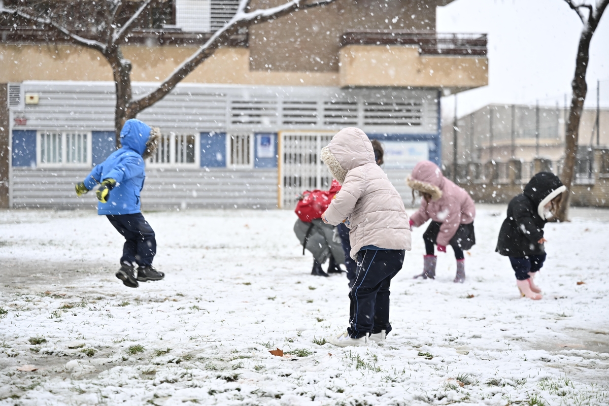 Varios niños juegan en la