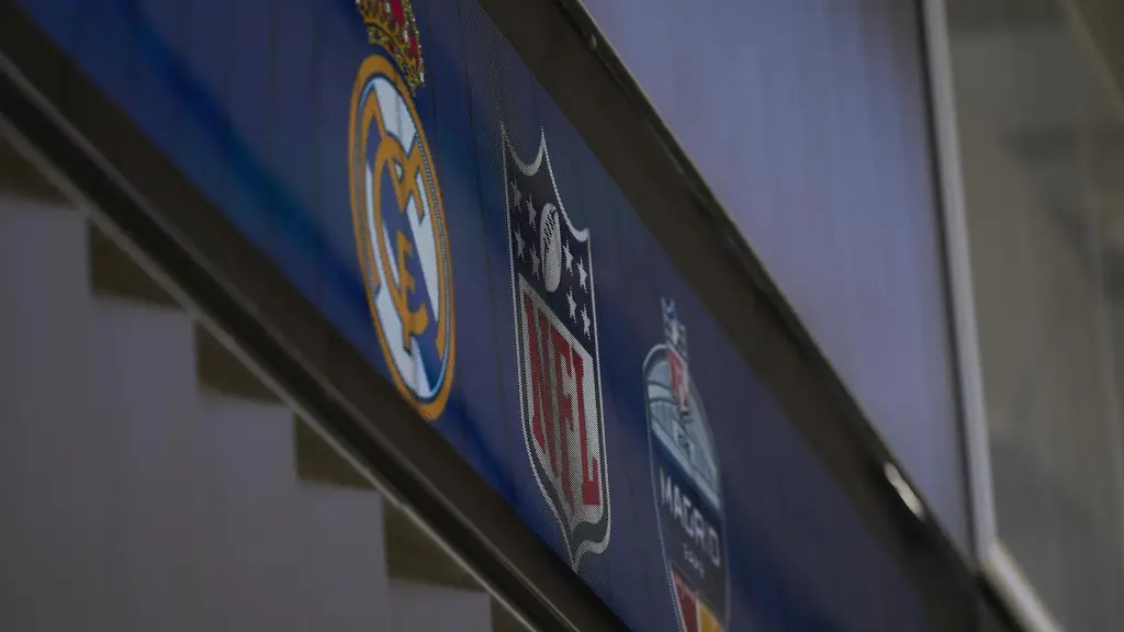 El escudo del Madrid y la NFL y el logo de la NFL en la capital de España.