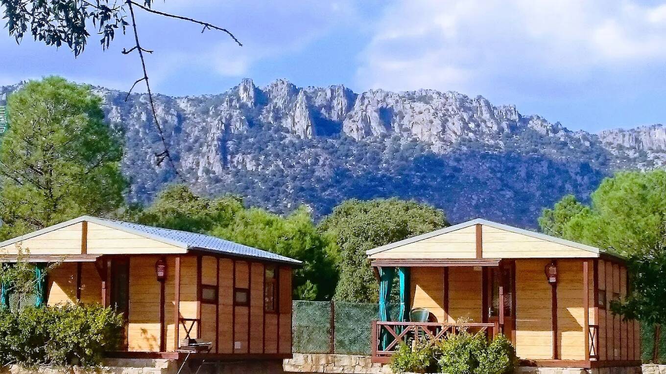 Foto: Cabañas de madera del camping situado en La Cabrera. (Google)