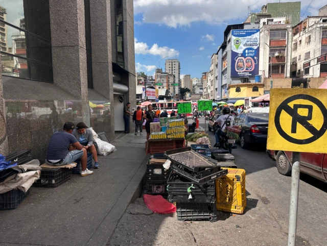 Puestos de comerciantes informales en una calle de Caracas