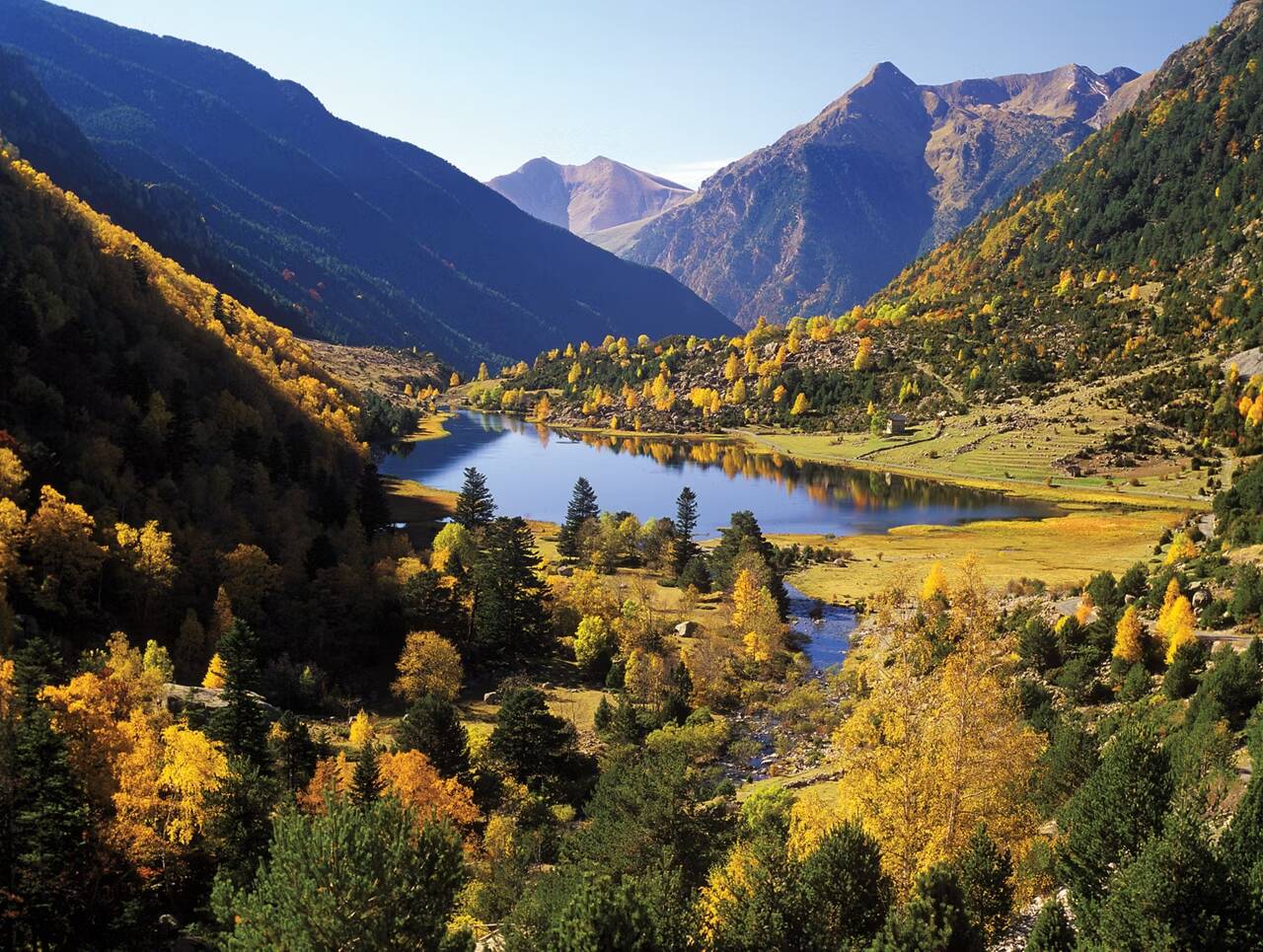 Foto: El punto final es el Parque Nacional de Aigüestortes i Estany de Sant Maurici, un paraje de alta montaña que refleja la esencia salvaje y serena del Pirineo catalán. (Turisme de Catalunya)