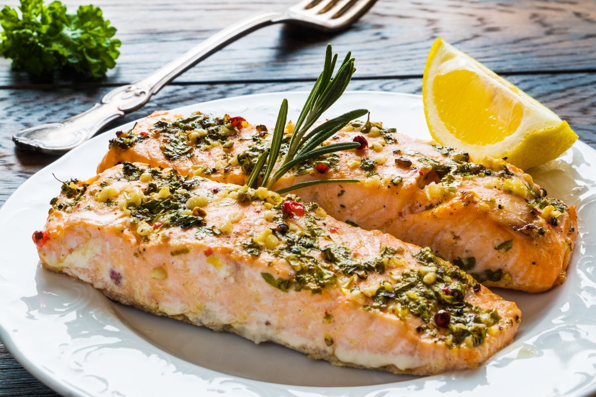 Salmón asado con salsa de