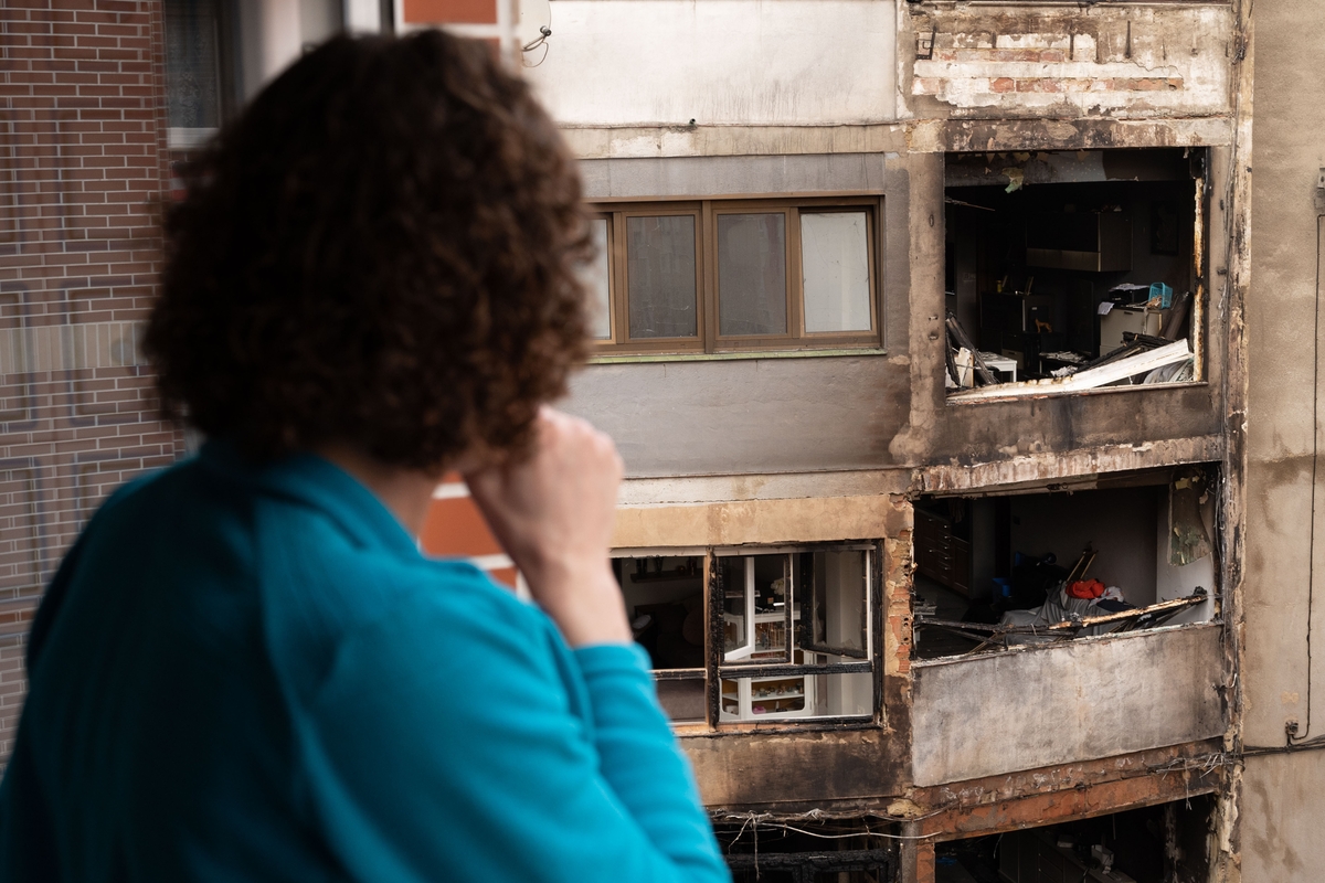 Una mujer observa el edificio