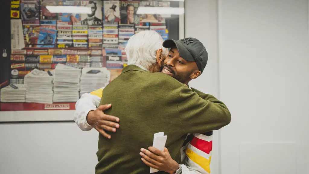 Antonio Sabugueiro abraza a Tariku Novales