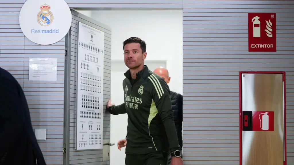 Xabi Alonso entrando a la sala de prensa de Valdebebas