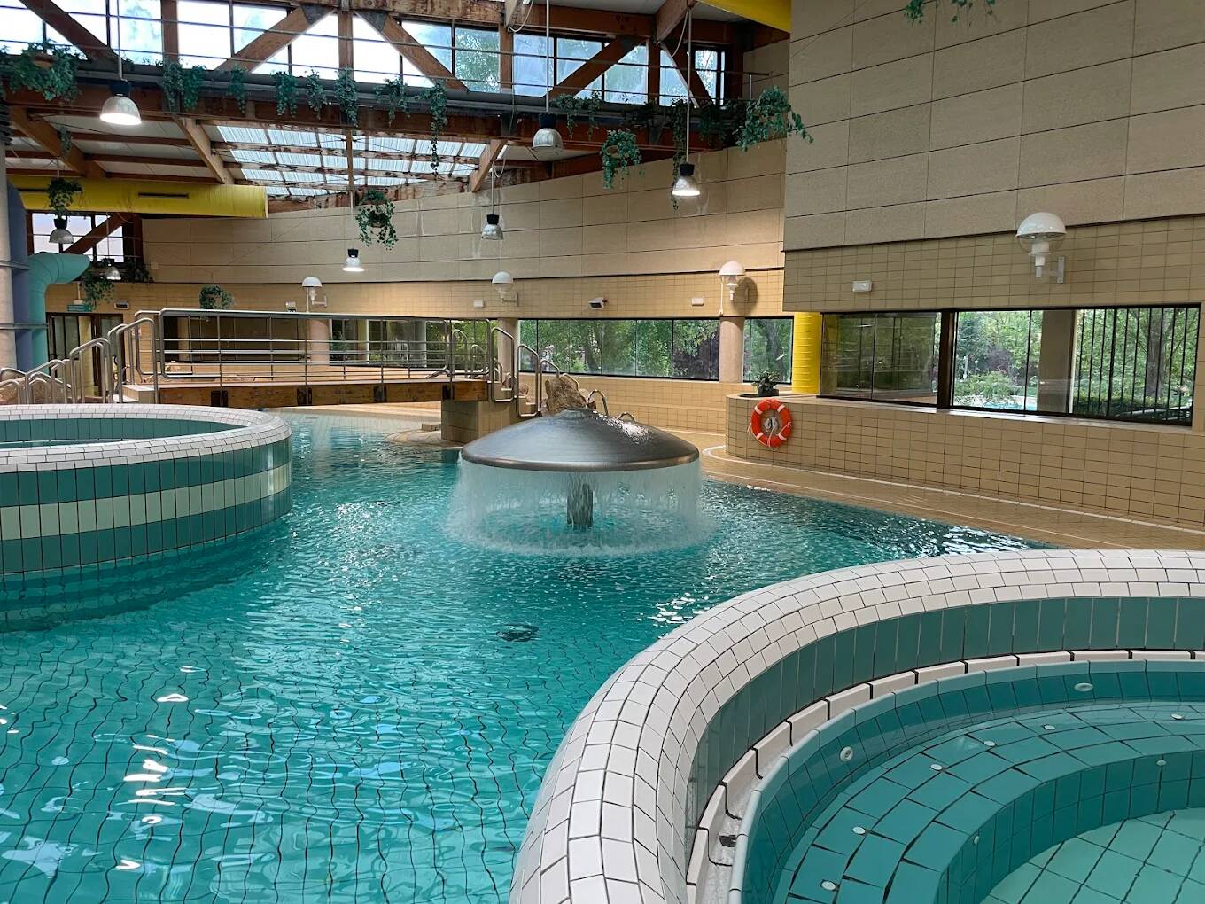 Foto: Espacio termal interior con chorros de agua y jacuzzi, en este polideportivo de San Sebastián de los Reyes. (Google)