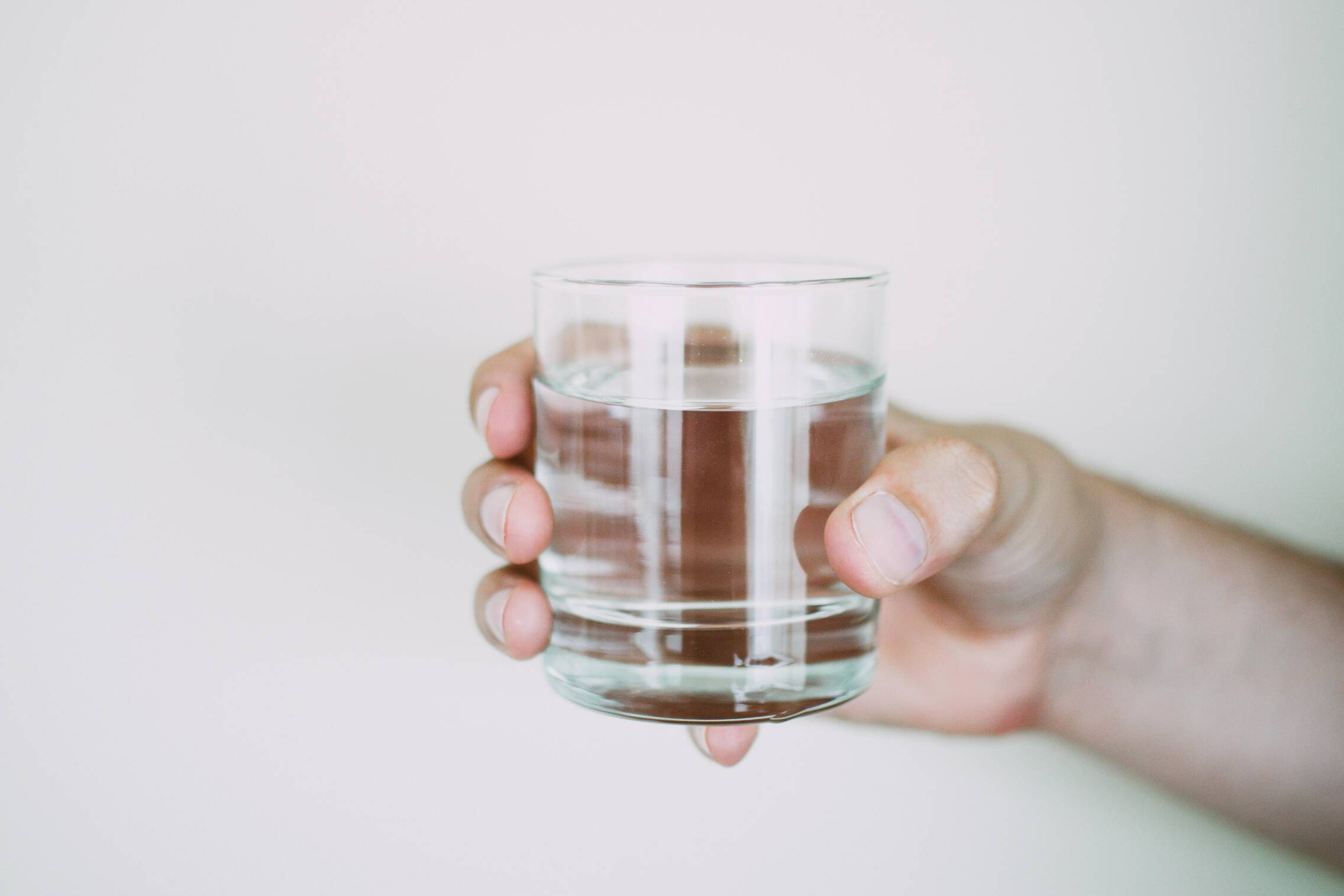 Cuando se realiza de forma segura y supervisada, pasar una semana sin comer no solo reduce peso, sino que reprograma la biología interna del cuerpo humano (Pexels).