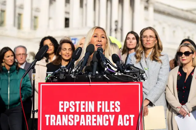 Marjorie Taylor Greene durante la conferencia de prensa con sobrevivientes de Epstein frente al Capitolio el pasado 18 de noviembre.