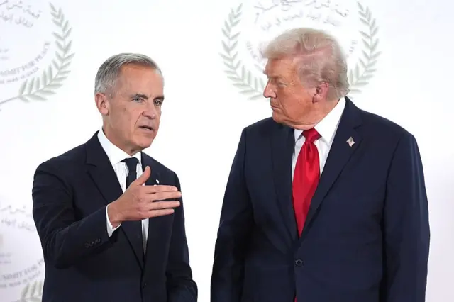El primer ministro de Canadá junto a Donald Trump en Egipto durante el acto en que se anunció el fin de la guerra en Gaza.