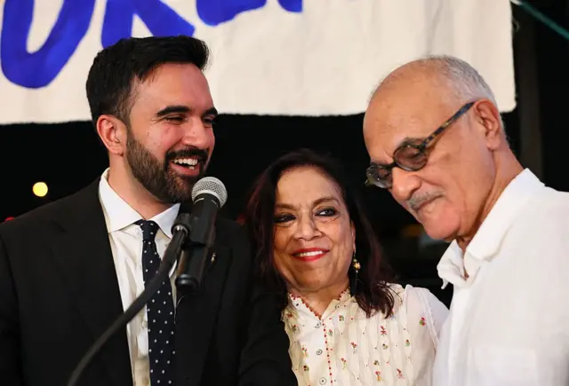 Mamdani con sus padres tras ganar las primarias demócratas en junio.