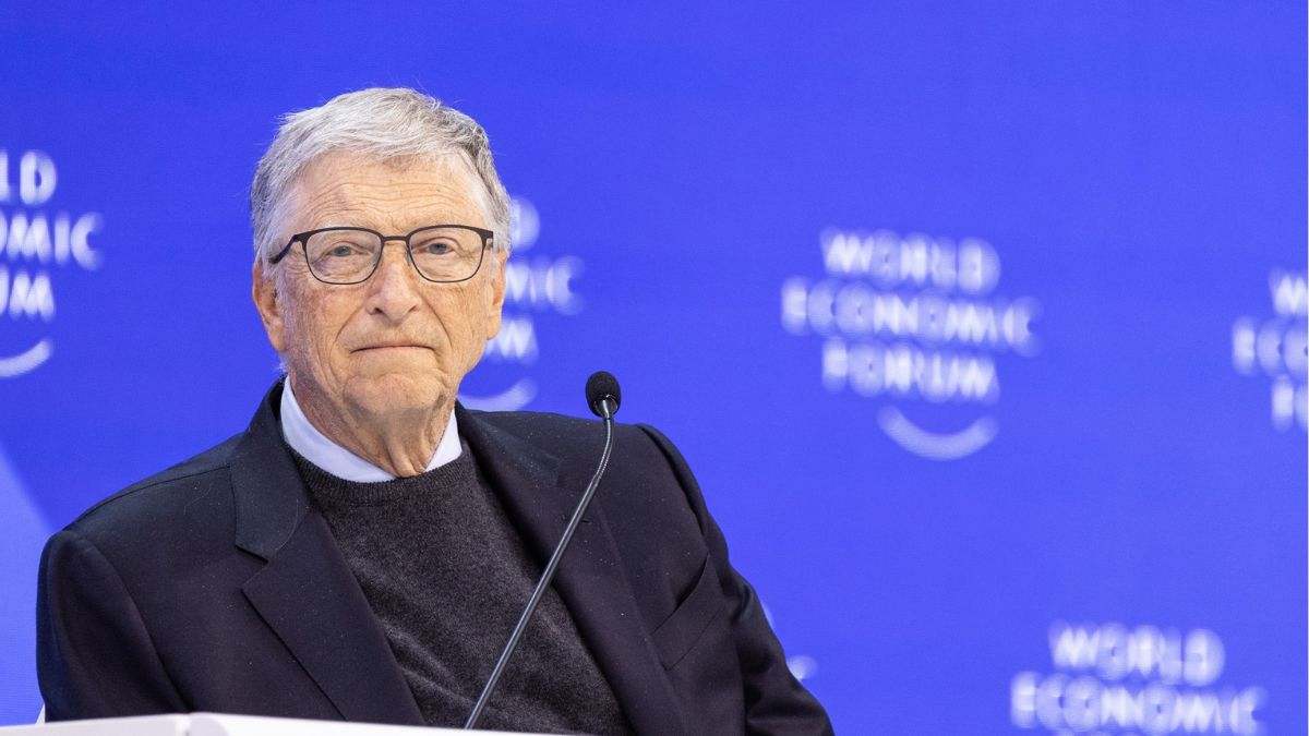 La amenaza silenciosa que pone en riesgo a todos sobre la que Bill Gates alerta: " Hay que prohibir los teléfonos móviles hasta que sean mayores"
