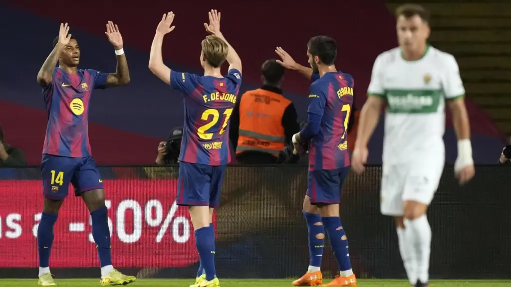 Los jugadores del Barça celebran el gol de Rashford ante el Elche.