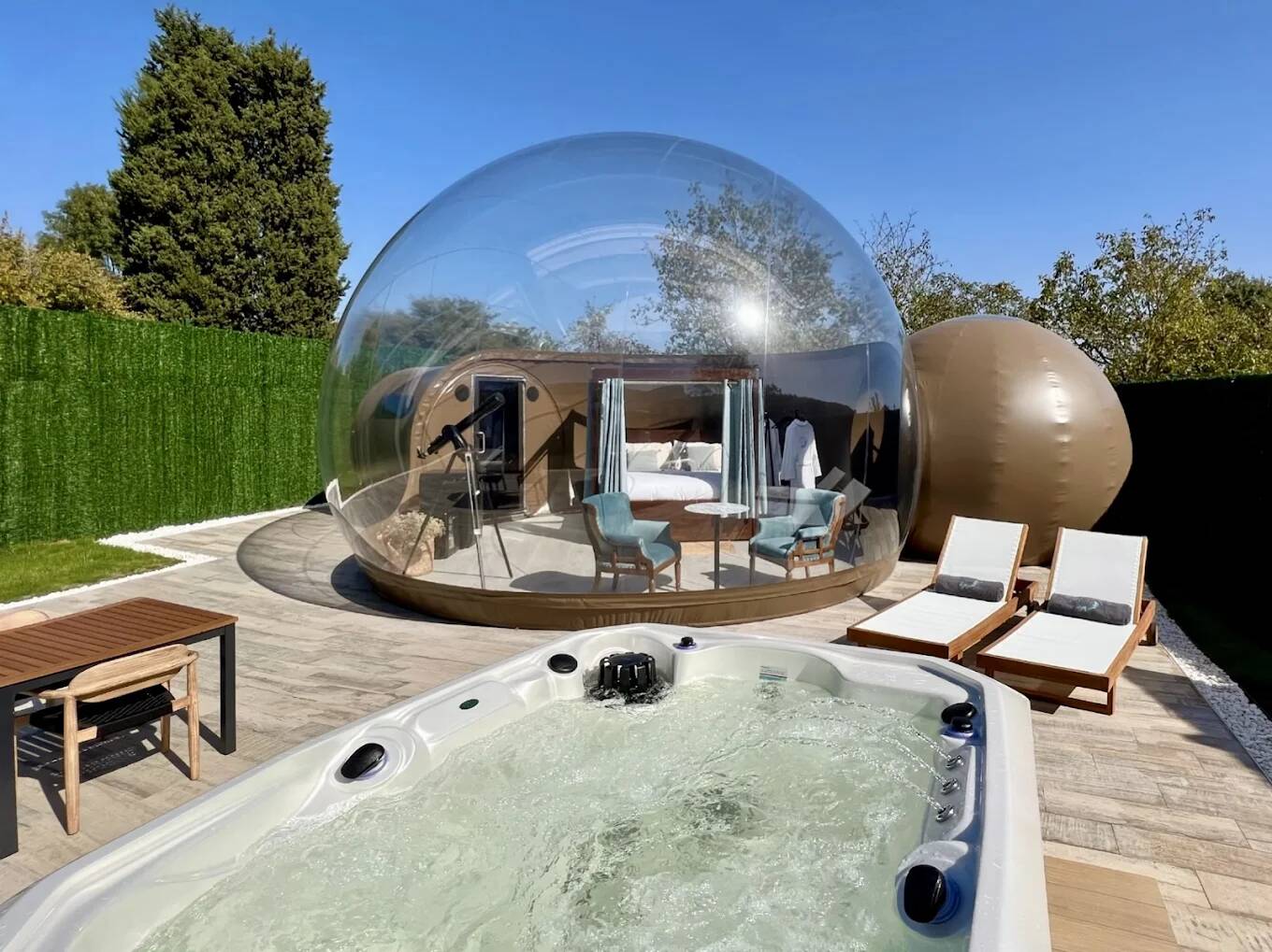 Foto: Un alojamiento tipo burbuja con jacuzzi privado y zona de descanso al aire libre en un lugar escondido en Álava. (Google)