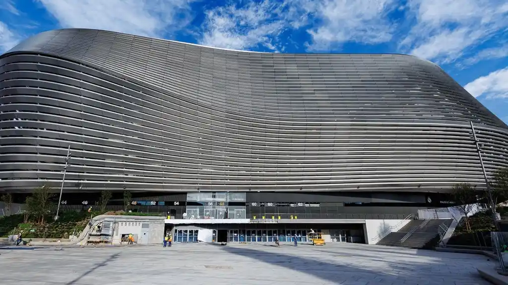 Nueva Plaza Bernabéu junto al estadio