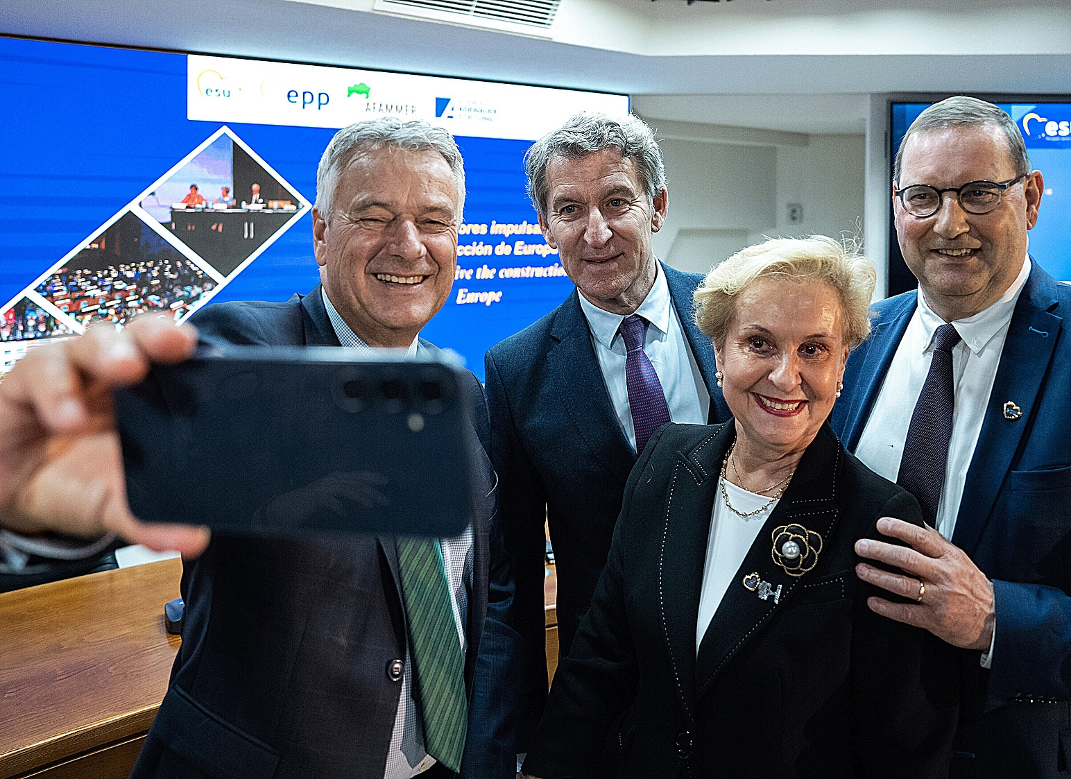 El presidente del PP, Alberto Núñez Feijóo, y el líder 'popular' en Castilla-La Mancha, Paco Núñez, durante la clausura del Congreso de la Unión Europea de Mayores (ESU)