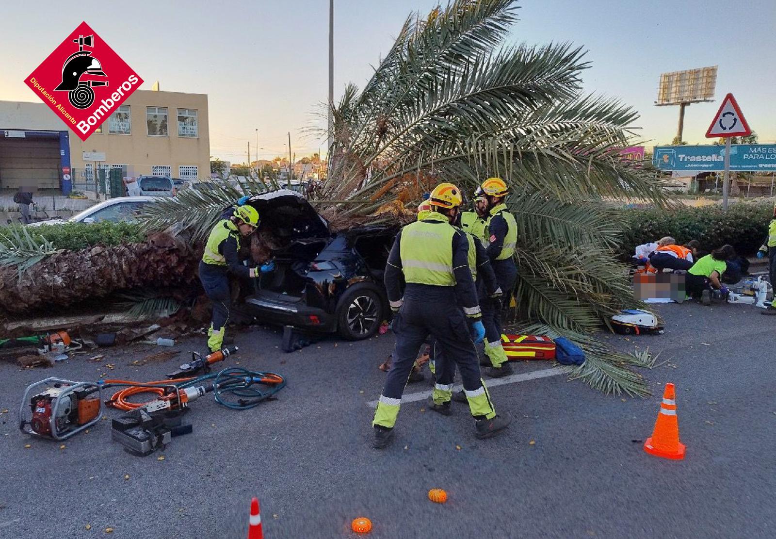 Los servicios de emergencias trabajando en el lugar del accidente, en Torrevieja.