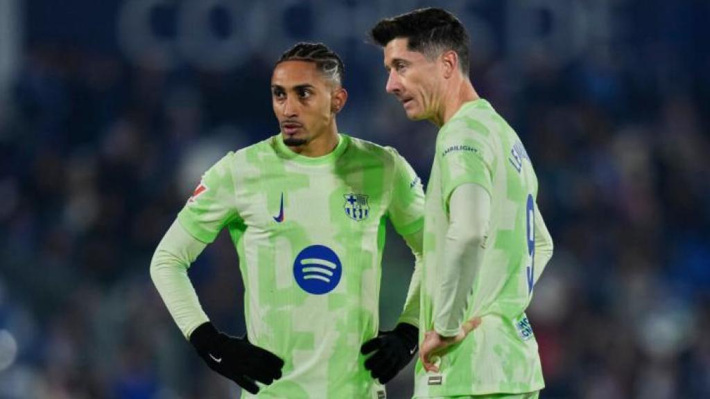 Raphinha y Lewandowski en un partido del Barça la temporada pasada.