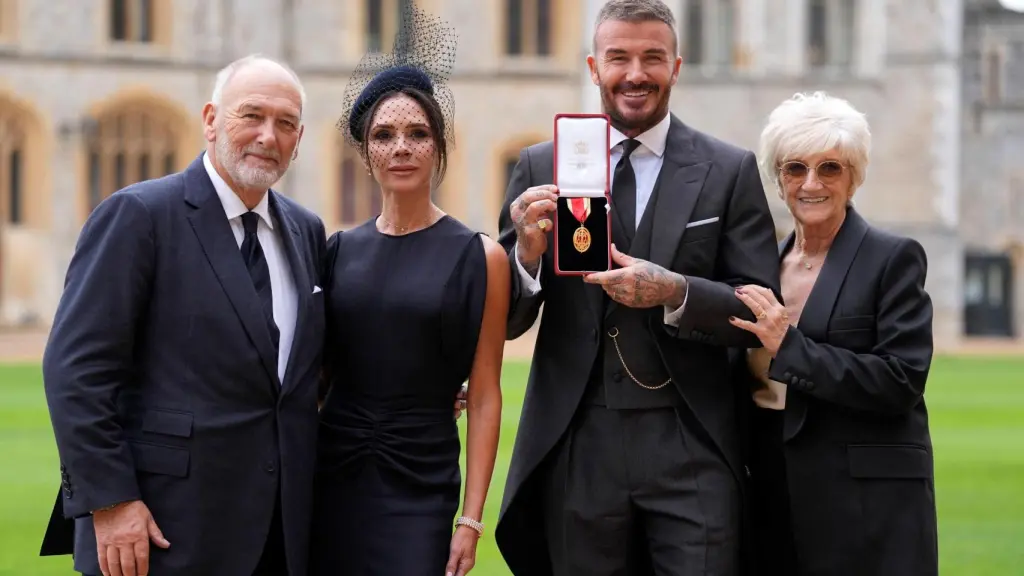 Sir David Beckham, junto a su esposa Victoria y sus padres, Ted y Sandra, tras ser nombrado caballero británico
