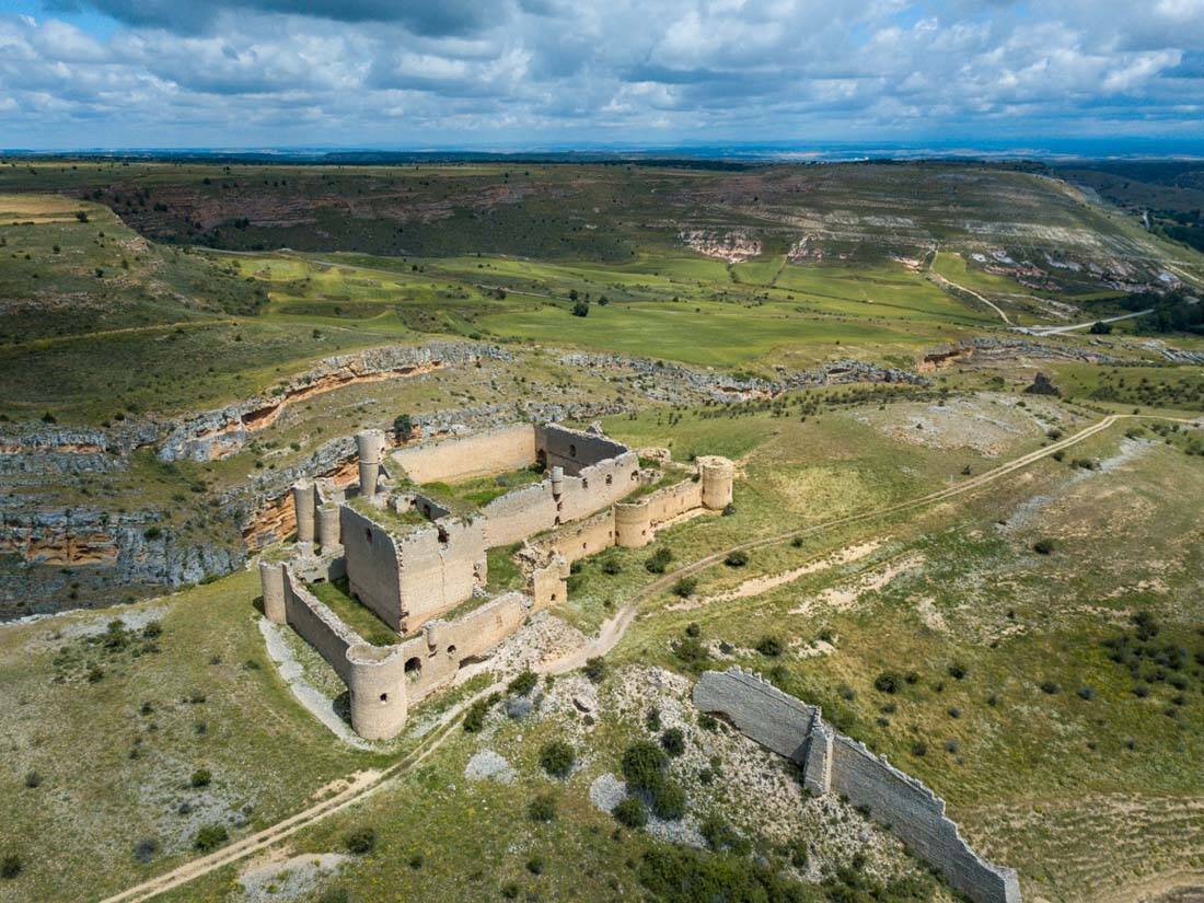Foto: El castillo medieval de este pueblo de Soria que busca tu ayuda. (Turismo de Castilla-La Mancha)