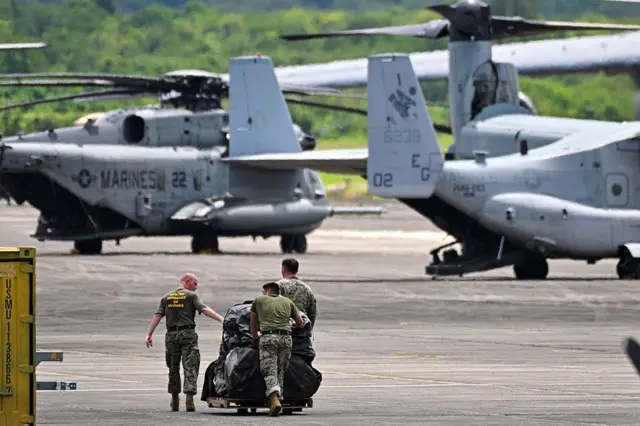 Miembros de la Fuerza Aérea de los Estados Unidos descargan carga en el Aeropuerto José Aponte de la Torre, anteriormente la Estación Naval Roosevelt Roads, el 12 de septiembre de 2025, en Ceiba, Puerto Rico.